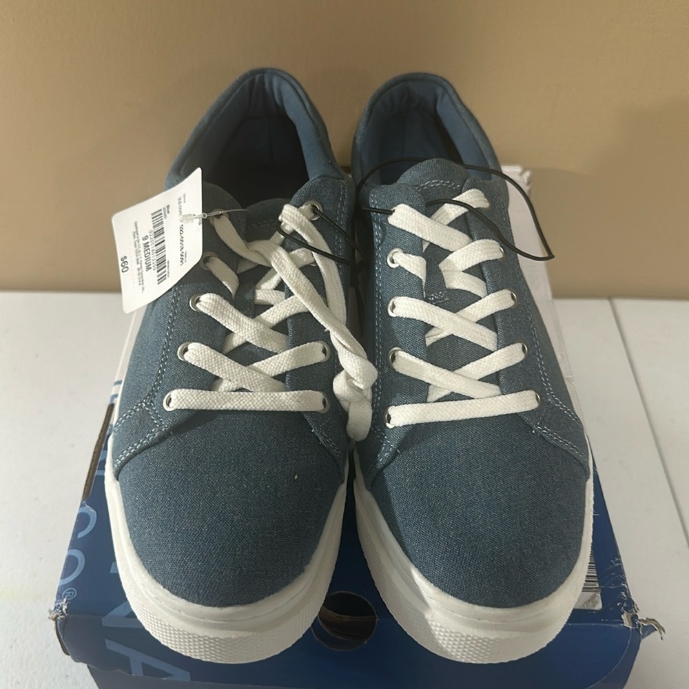 Women’s blue jean material tennis shoes